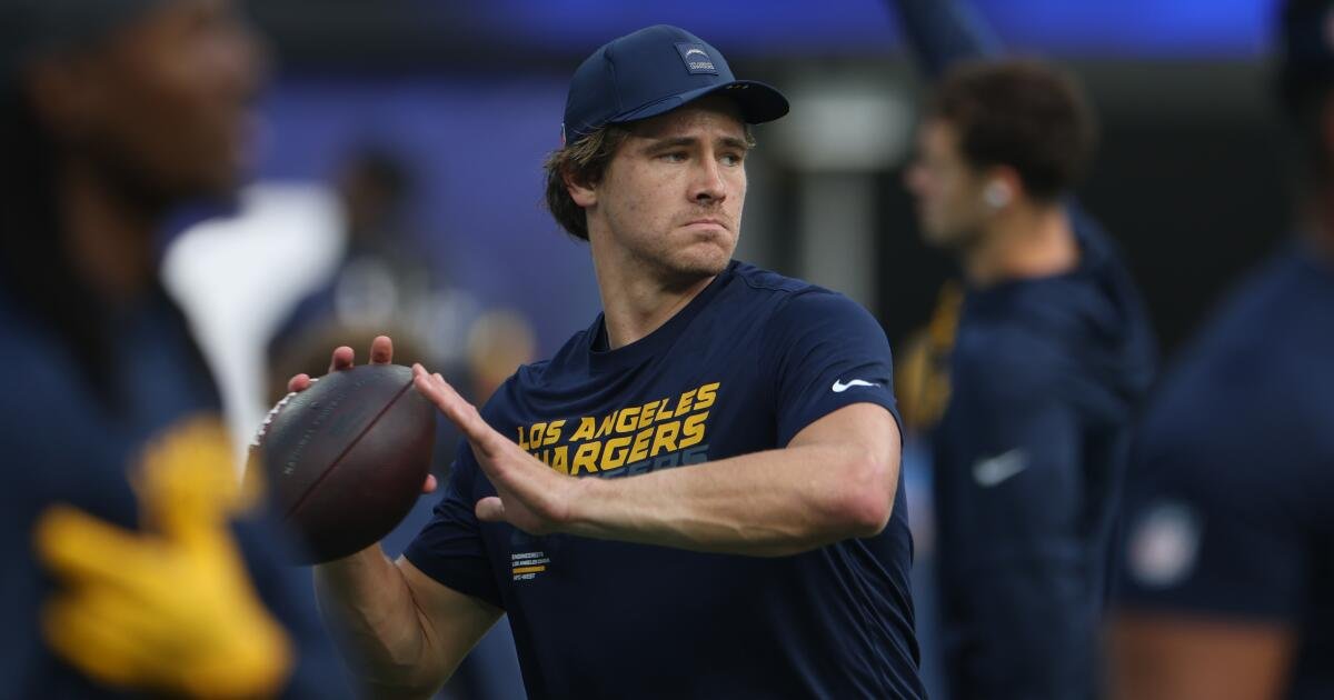 Justin Herbert figura como cuestionable para Chargers vs. Eagles