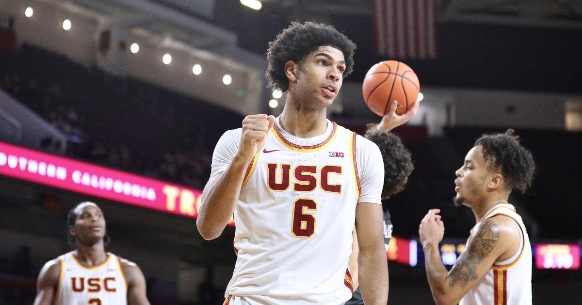 Jacob Cofie impulsa el baloncesto masculino de la USC más allá del estado de Washington
