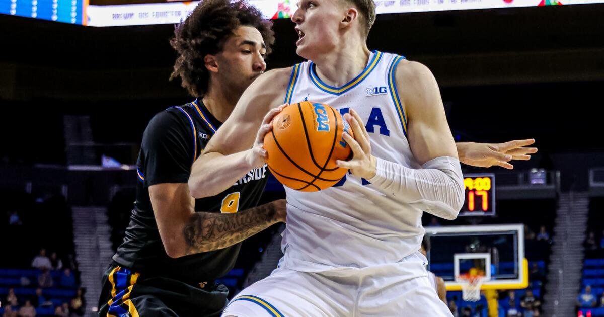 Mick Cronin juguetea con la alineación durante la derrota de UCLA ante UC Riverside