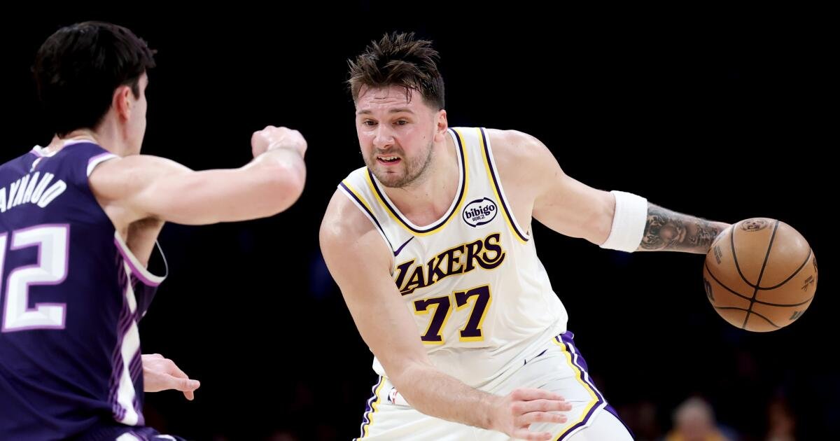 Luka Doncic y LeBron James llevan a los Lakers a la victoria sobre los Kings