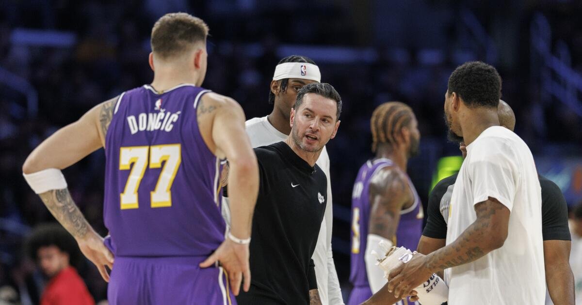 Actualizaciones sobre las lesiones de los Lakers en Luka Doncic, Austin Reaves y Deandre Ayton