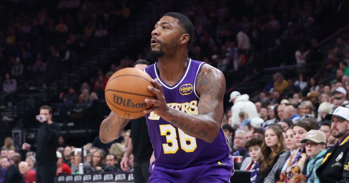 Marcus Smart, de los Lakers, multado con 35.000 dólares por gesto obsceno