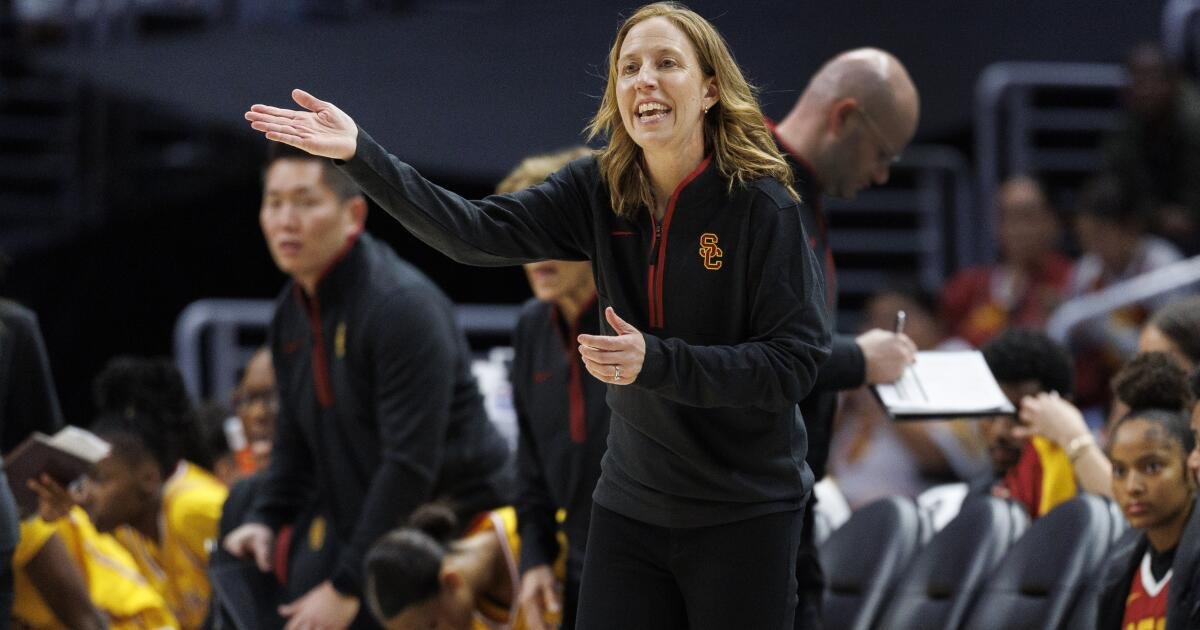 La entrenadora de la USC, Lindsay Gottlieb, comenta sobre los tiros de Brown: “Son las armas”.