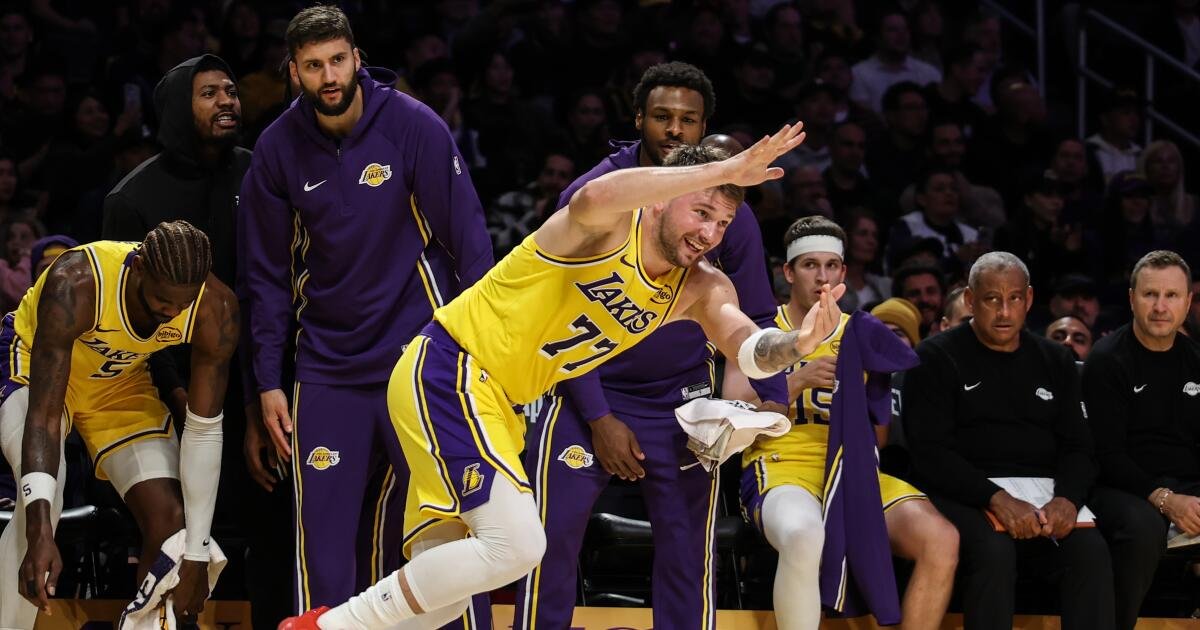 Luka Doncic y Austin Reaves de los Lakers se quejan de sus problemas de pérdidas de balón