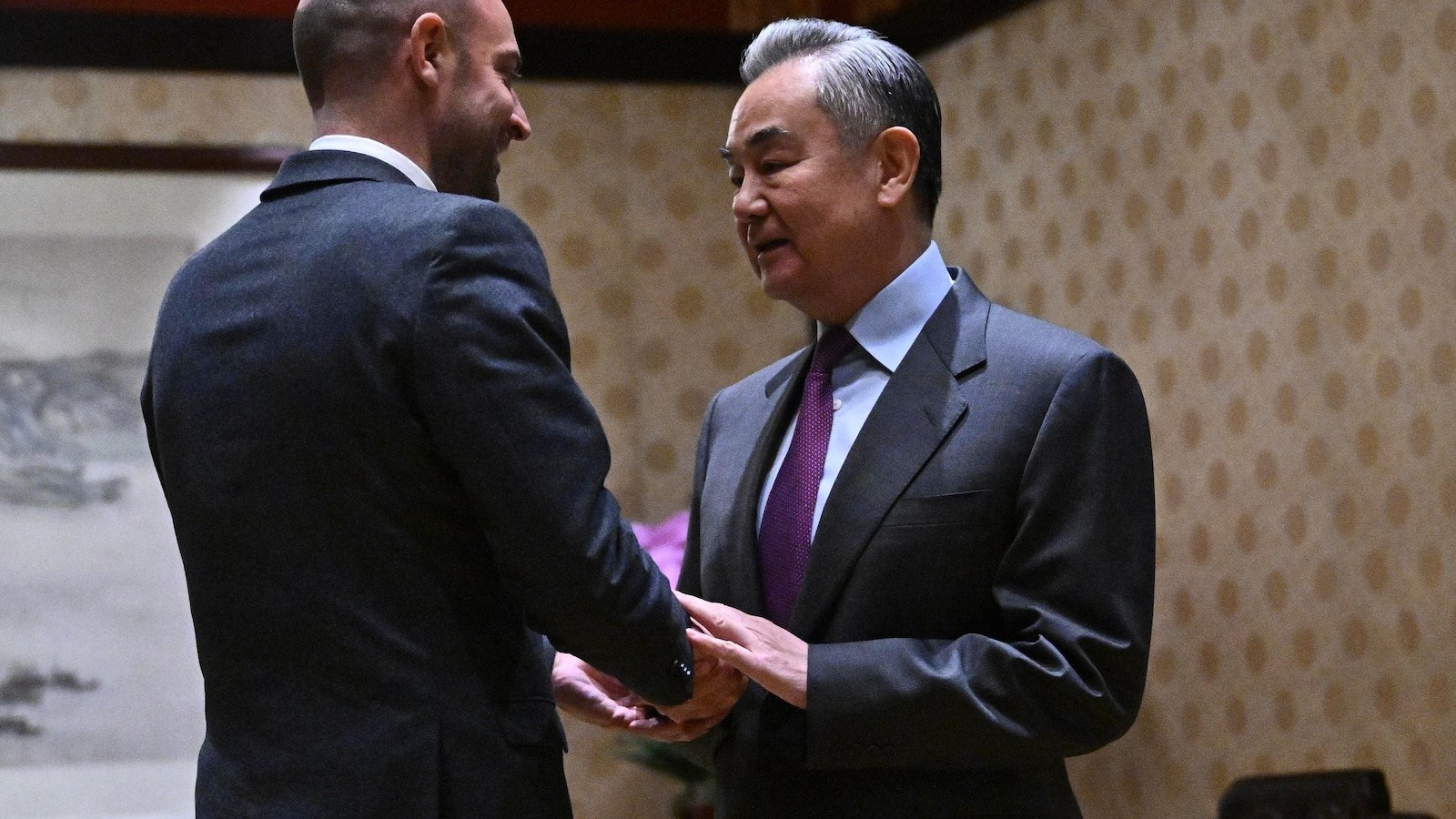 El máximo diplomático de China critica la venta de armas de Estados Unidos a Taiwán mientras se realizan ejercicios militares