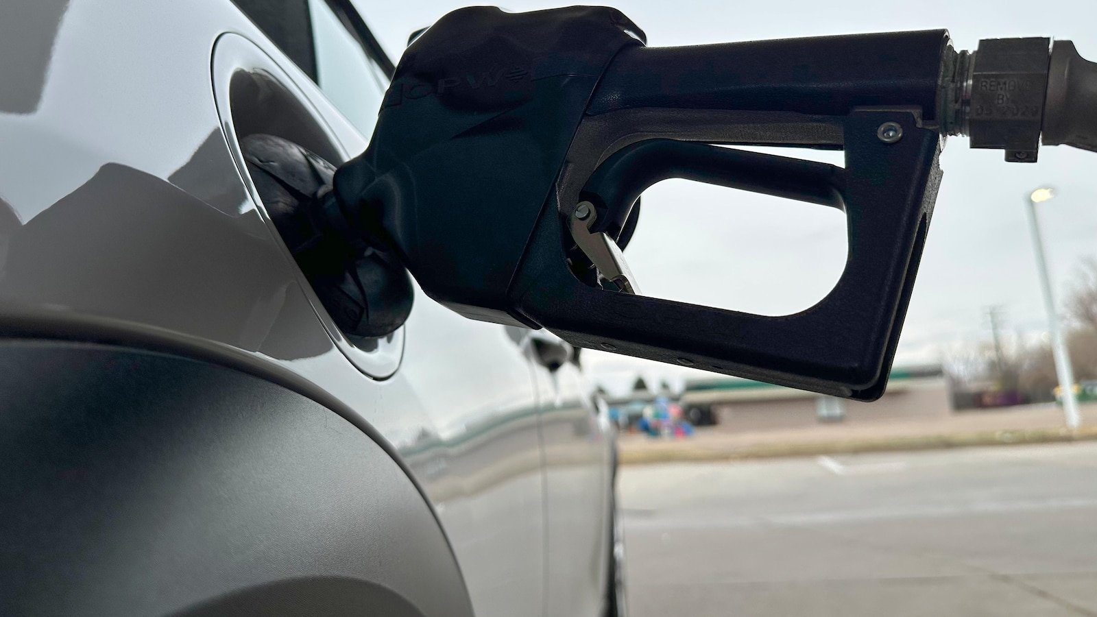 Los conductores estadounidenses ven precios de gasolina más bajos en esta temporada navideña