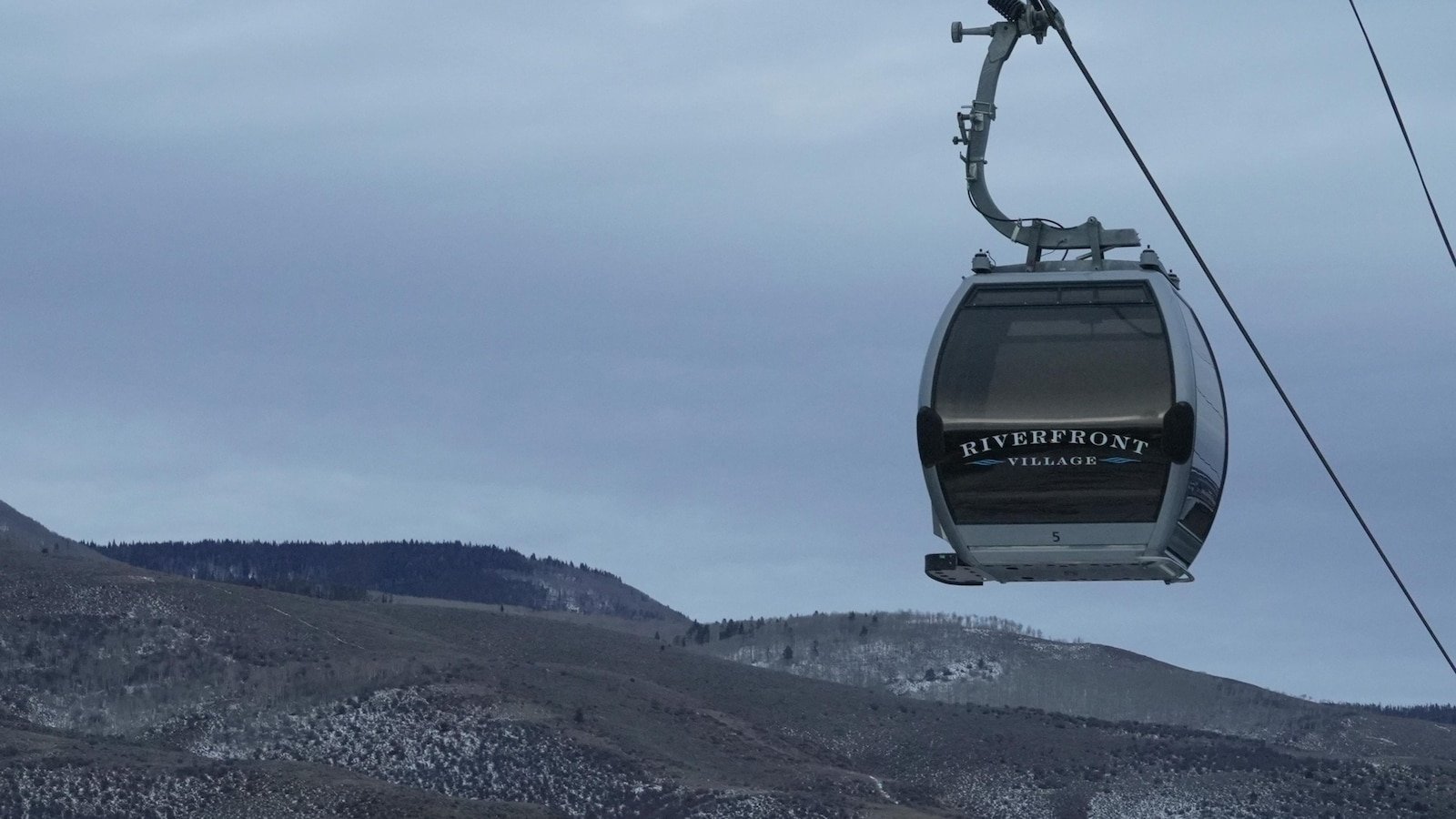 El clima cálido y la escasa capa de nieve causan problemas en las zonas de esquí del oeste