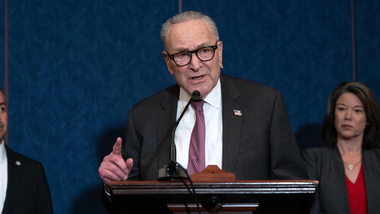 Schumer dice que tres de sus oficinas de Nueva York han sido alcanzadas por amenazas de bomba