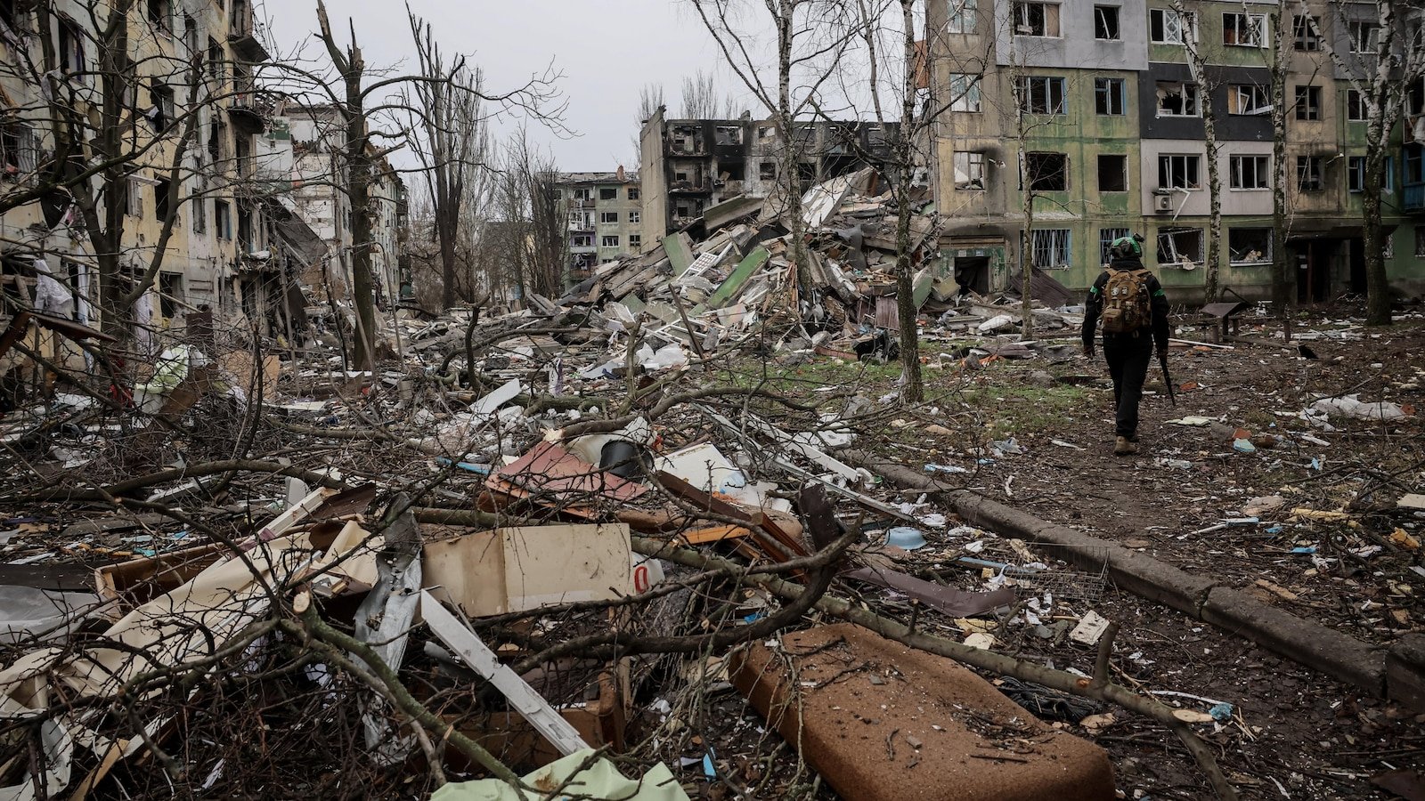 Ucrania ataca terminales petroleras, aviones y barcos en una serie de ataques dentro de Rusia