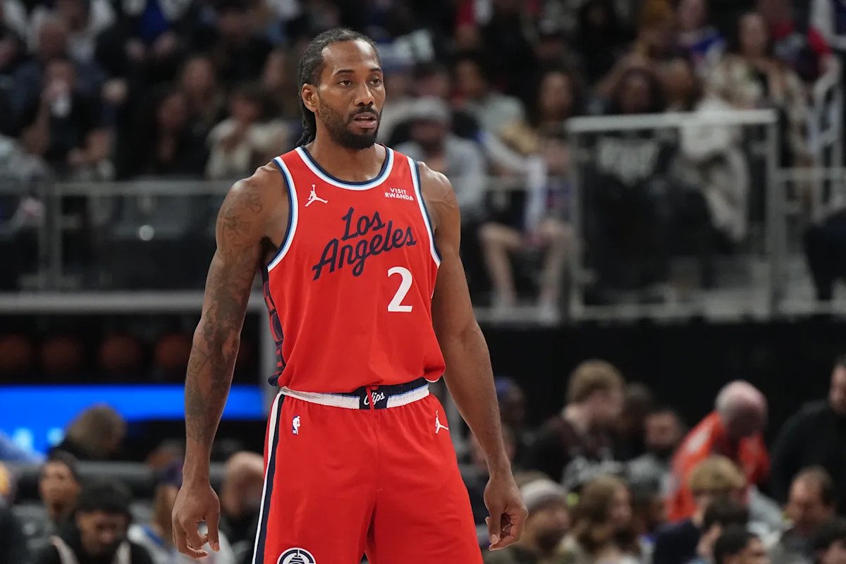 Kawhi Leonard anota 24 puntos y regresa de una lesión de rodilla en la victoria de los Clippers por 112-104 sobre los Lakers