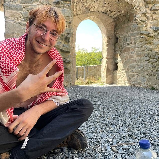 Un estudiante de la Universidad de Oxford acusado de corear “Pongan a los Zios bajo tierra” en una manifestación pro Palestina en Whitehall ha negado haber incitado al odio racial.