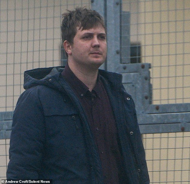 Instructores del ejército sentenciados a prisión por acostarse con una adolescente recluta de 17 años a la que llamaban su “criada desnuda”.