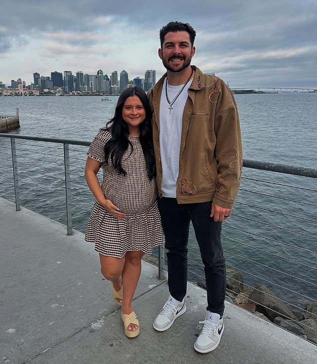 La estrella de los Dodgers, Alex Vesia, y su esposa comparten una publicación conmovedora tres meses después de la muerte de su hija pequeña.