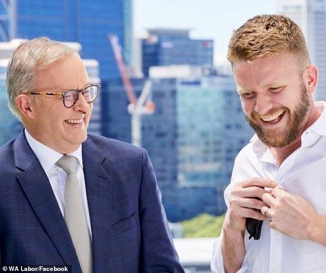 El conmovedor gesto de Albo mientras los pesos pesados políticos se reúnen para recordar a una destacada figura laborista asesinada en un presunto ataque de un solo golpe.