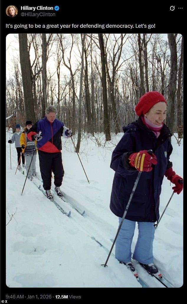 Hillary Clinton revela a qué equipo de la NFL apoya en una foto de Año Nuevo con su esposo Bill
