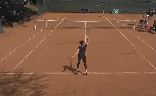 ¿Cómo acabó el peor tenista de todos los tiempos en un torneo de £22.000? La joven de 21 años es enigmática y parece no haber jugado nunca antes, ya que sólo anota tres puntos con 20 dobles faltas.