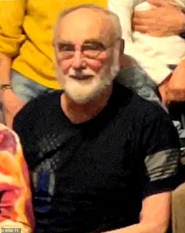 Según la familia, un concesionario GMC vendió una camioneta a un anciano con demencia por 80.000 dólares y le dejó conducir el potente vehículo solo hasta casa.