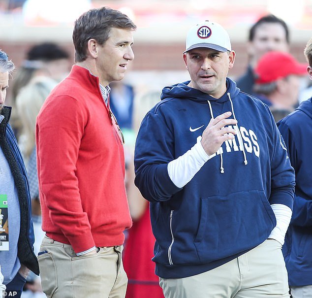 El entrenador de Ole Miss hace una broma loca sobre Aaron Hernandez antes de las semifinales del College Football Playoff