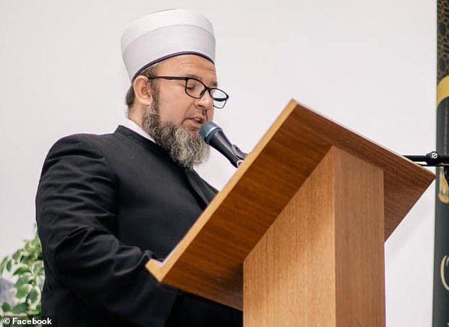 105417617-15455215-Ismet_Purdic_pictured_Imam_of_the_Bosnian_Herzegovina_Islamic_So-a-5_176820067297.jpeg