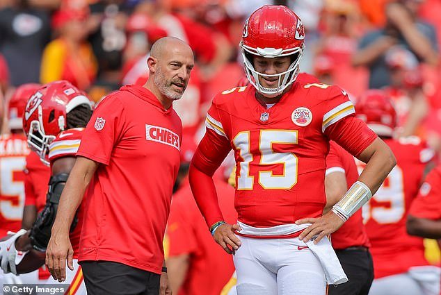 Conmocionado porque el popular entrenador de los Chiefs se enfrenta a un trabajo con su acérrimo rival del Super Bowl
