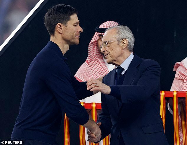 Xabi Alonso, despedido por el Real Madrid: La leyenda del club fue despedido después de sólo siete meses como entrenador tras la derrota en la Supercopa de España ante el Barcelona; el excompañero del Liverpool tomará el relevo