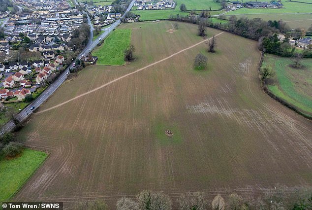 Ira por los planes de construir 150 casas junto al pueblo, que inspiraron a Charles Dickens a escribir The Pickwick Papers.