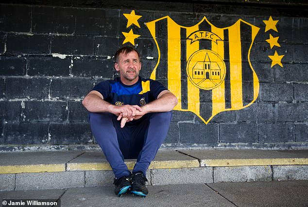 Conoce a Tommy ‘Tucker’ Sloan… el conductor del montacargas, uno de los entrenadores de fútbol más exitosos de Escocia y el hombre encargado de sorprender al Celtic en la copa.