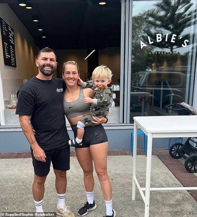 La dueña de un café más descarada de Australia responde perfectamente después de que los clientes se quejan de su “boca sucia”.