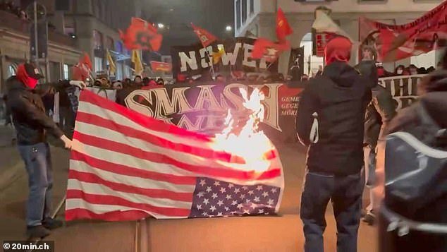 “Trump no es bienvenido”: se queman banderas estadounidenses y las empresas estadounidenses son víctimas de vandalismo mientras los manifestantes siembran el caos en Zúrich antes de la reunión de la élite en Davos