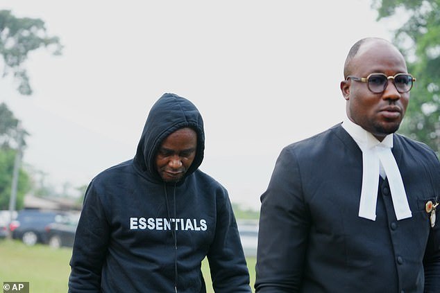 El conductor de Anthony Joshua parece emocionado al comparecer ante el tribunal por un accidente que mató a dos de los amigos del boxeador en Nigeria.