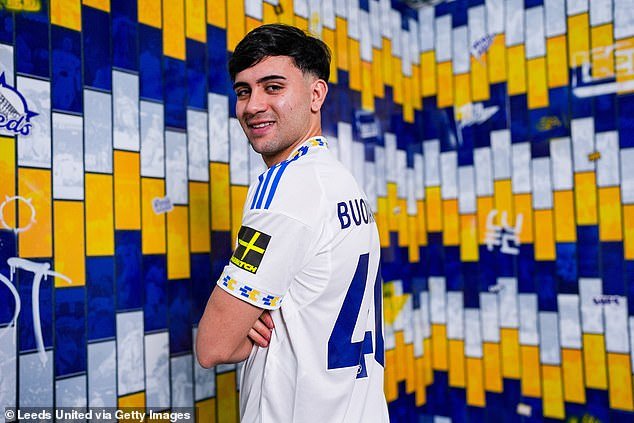 Informe de transferencia de Leeds: por qué el acuerdo por Jorgen Strand Larsen de los Wolves se está acercando, el jugador del Chelsea en su radar, actualizaciones sobre el delantero de Como y la estrella de la academia de Salford en la mira