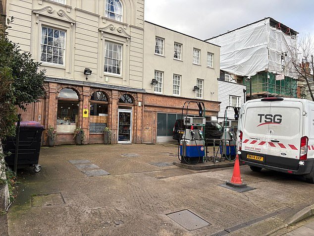 ¿Es esta la gasolinera más elegante de Gran Bretaña? El Hampstead Garage sirve batidos helados, pasteles caseros y café artesanal, además de combustible premium.
