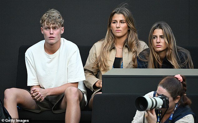 ¡Doblete de Roger Federer! Los dos pares de gemelos Nepo de la leyenda del tenis viven una vida de lujo en Suiza, mientras que sus hijas son entrenadas en la cancha por un viejo rival.