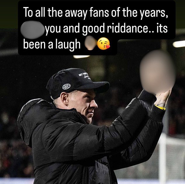 El futbolista de protesta Poppy James McClean le da el dedo medio a los aficionados rivales durante el último partido en Wrexham antes de su traslado al club local Derry City.