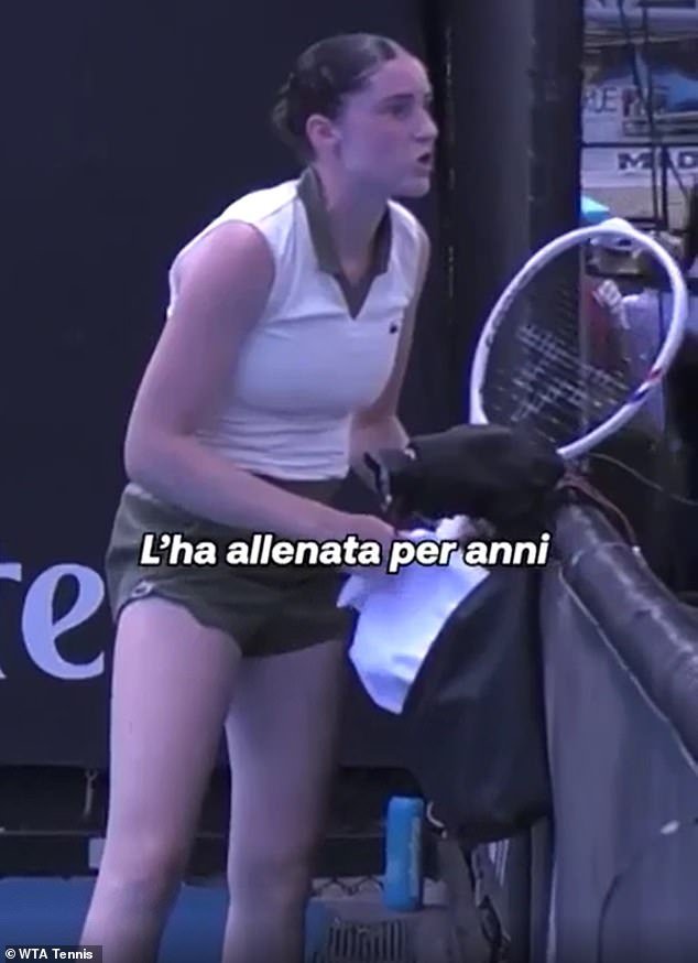 Vea el impresionante momento en que el entrenador de la estrella del Abierto de Australia la abandona después de que ella lo golpea a mitad del partido.