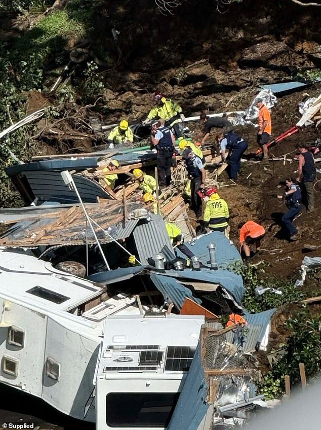 Monte Maunganui: Un terrorífico desprendimiento de tierra sacude un popular campamento, varios niños son reportados como desaparecidos, mientras los gritos desesperados pidiendo ayuda desde un bloque de sanitarios enterrado se callan después de 15 minutos