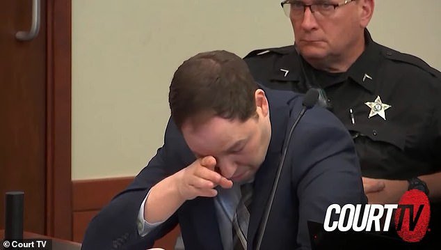 Marido infiel va a juicio por matar a su esposa y solloza en el tribunal mientras revive el momento en que le dicen que ella está muerta.