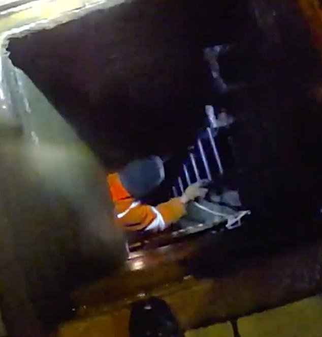 Momento: “Ladrones descarados disfrazados de trabajadores son captados robando cables subterráneos”