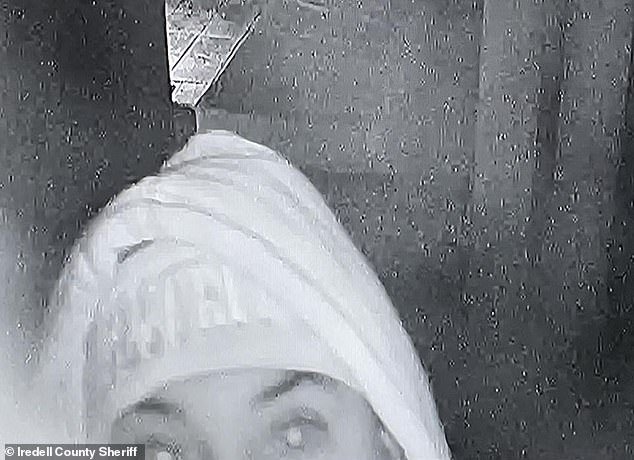 Surge una imagen aterradora del ladrón que irrumpió en la casa del difunto Greg Biffle y robó dos pistolas.