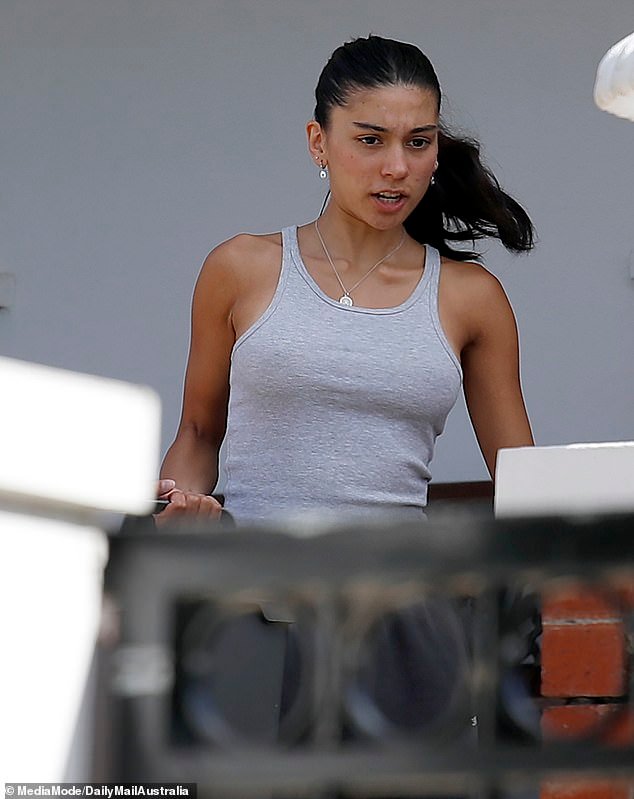 La familia de una joven de Kew fue apuñalada 11 veces afuera de su mansión y quedó conmocionada por un horrible ataque, mientras emergen nuevos detalles impactantes.