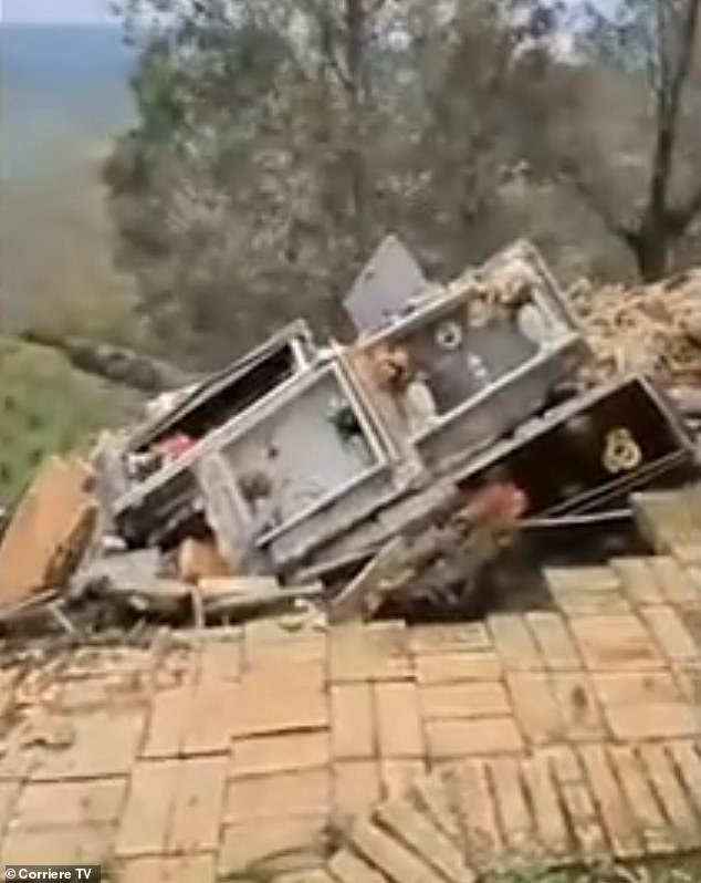 Los ataúdes yacen esparcidos en la ladera de la montaña después de que un deslizamiento de tierra destruyera un cementerio en Italia, mientras inundaciones mortales azotaban Grecia y tormentas brutales azotaban el sur de Europa.