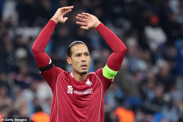 Virgil van Dijk responde al periodista “irrespetuoso” que cuestionó al técnico del Liverpool, Arne Slot, sobre cuándo Xabi Alonso le sustituirá en el banquillo de Anfield.