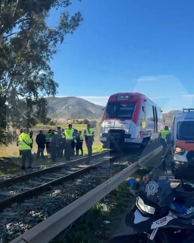 España sufre un TERCER accidente de tren cuando un servicio de cercanías choca contra una grúa, dejando varios heridos, días después de que el desastre matara a decenas de personas