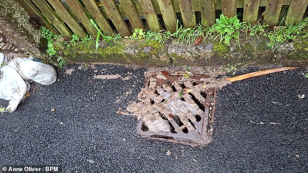 Los residentes enojados “se niegan a pagar sus facturas de agua” después de que las aguas residuales lleguen a sus calles “cada vez que llueve”.