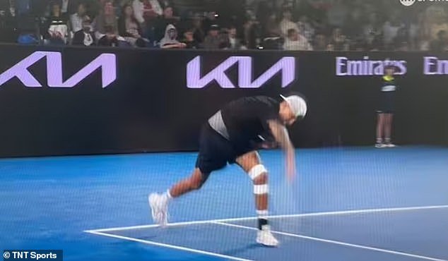Nick Kyrgios rompe su raqueta y arremete contra los fanáticos alborotadores mientras el árbitro lucha por controlar a la multitud salvaje del Abierto de Australia.
