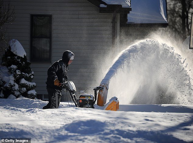 El urgente consejo de los expertos mientras 200 millones de estadounidenses se preparan para la “peor tormenta invernal de la historia”, con las empresas presas del pánico y el temor de carreteras bloqueadas y cortes de energía.
