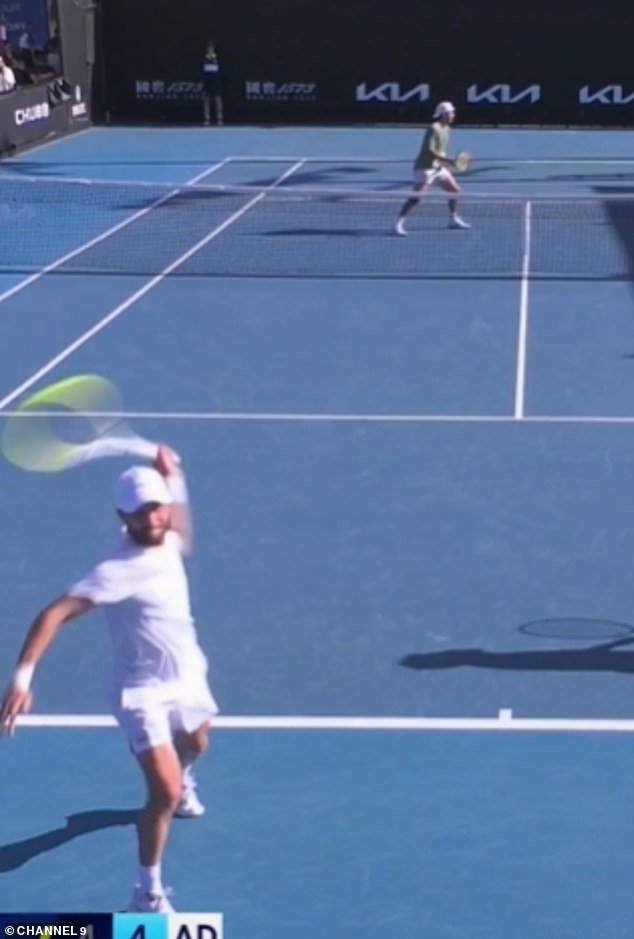 Sea testigo del impactante momento en que la estrella del Abierto de Australia lanza su raqueta en un ataque de rabia