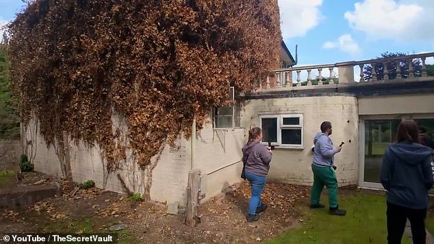 La policía está investigando múltiples redadas en la mansión abandonada de £5,7 millones de Sir Bruce Forsyth en una finca muy exclusiva de Surrey.