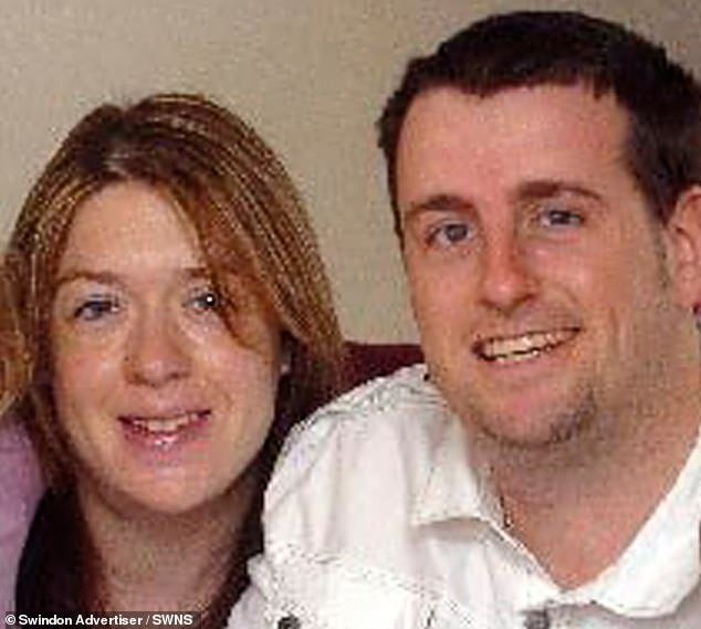 El padre de tres hijos admite que él y otras personas drogaron y violaron a su esposa en una desgarradora campaña de abuso que duró 13 años y se declara culpable de 48 delitos.