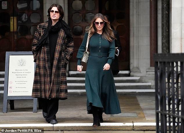 Liz Hurley quedó atrapada en una campaña de piratería telefónica después de que Hugh Grant le pusiera “ojos de cachorrito”, según escucha el Tribunal Superior